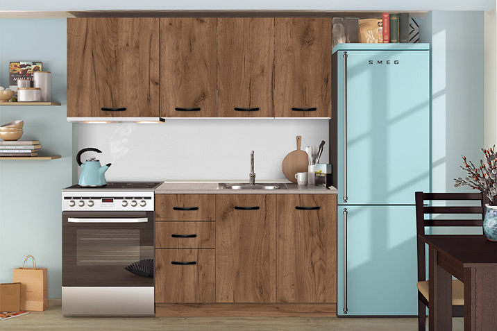 Small kitchen with wooden cabinets and a retro pastel-colored fridge, ideal for an economical renovation, by CenterHome.