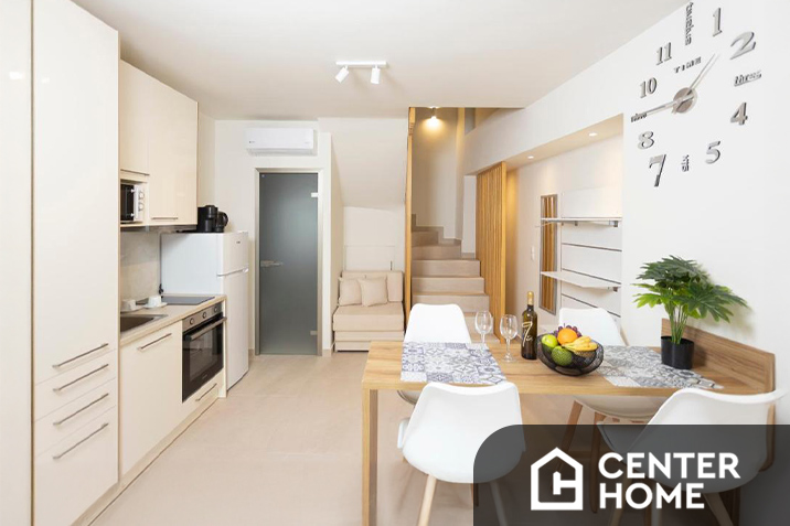 Μοντέρνα κουζίνα και σαλόνι για Airbnb με διακόσμηση και εξοπλισμό που εντυπωσιάζουν από την Centerhome.