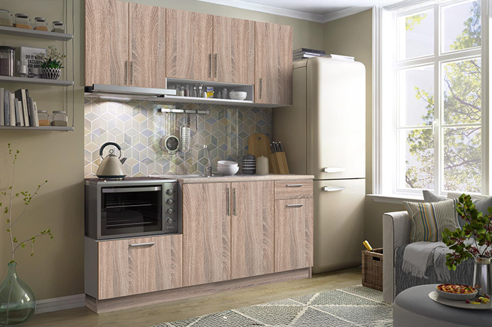 Ξύλινη μοντέρνα κουζίνα με φυσική απόχρωση, πλήρως εξοπλισμένη με εντοιχιζόμενο φούρνο και ψυγείο