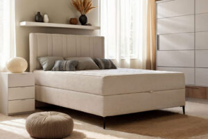 Μπεζ υφασμάτινο κρεβάτι σε minimal boho υπνοδωμάτιο με φυσικό φωτισμό από το centerhome.gr