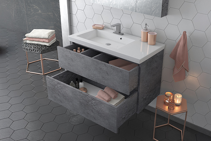Μοντέρνο έπιπλο μπάνιου σε τσιμεντένια υφή με ανοιχτά συρτάρια, λευκό νιπτήρα και εξαρτήματα σε ροζ-χρυσό, από τη CenterHome.