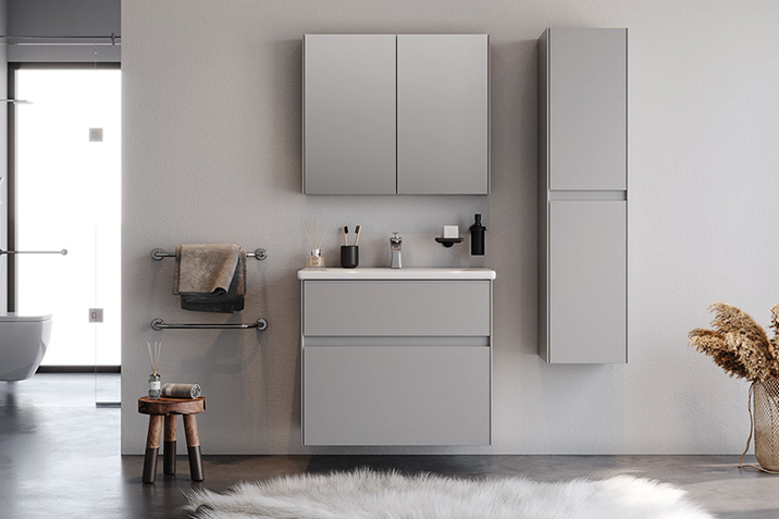 Μοντέρνο γκρι έπιπλο μπάνιου με καθρέφτη και κάθετη κολόνα αποθήκευσης, σε μίνιμαλ αισθητική με φυσικές διακοσμητικές λεπτομέρειες, από τη CenterHome.