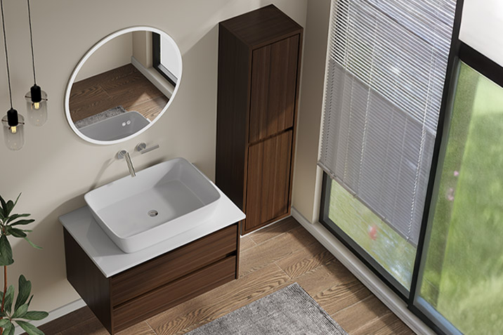 Ξύλινο έπιπλο μπάνιου με λευκό νιπτήρα, στρογγυλό καθρέφτη και κάθετη στήλη αποθήκευσης, σε φυσικούς τόνους από τη CenterHome.