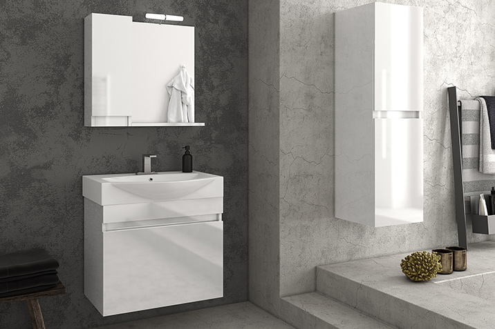 Μοντέρνο λευκό σετ μπάνιου με νιπτήρα, καθρέφτη και κάθετη κολόνα, σε μίνιμαλ αισθητική από τη CenterHome.