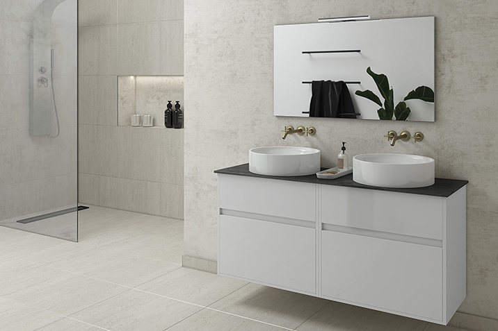 Μοντέρνο λευκό έπιπλο μπάνιου με μαύρη επιφάνεια και διπλό νιπτήρα, χρυσές μπαταρίες και μεγάλο καθρέφτη, από τη CenterHome.