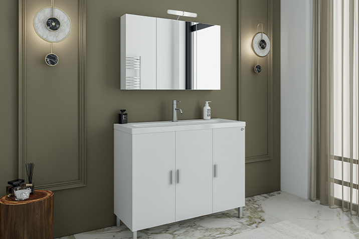 Λευκό έπιπλο μπάνιου με καθρέφτη και πόδια στήριξης, σε κλασική μοντέρνα αισθητική με διακοσμητικά φωτιστικά τοίχου, από τη CenterHome