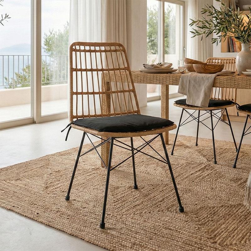 Καρέκλα Naoki rattan σε φυσική απόχρωση με μαύρο μαξιλάρι και μεταλλικό μαύρο πόδι 45x60x83εκ