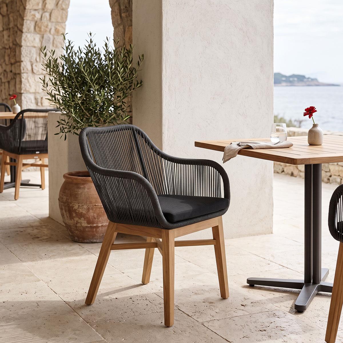 Πολυθρόνα Kalie teak ξύλο και συνθετικό σχοινί σε φυσική-μαύρη απόχρωση με μαξλάρι 60x61x80εκ